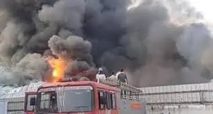 Sonipat: Sonipat: फोम फैक्ट्री में लगी भीषण आग, आसमान में छाया अंधेरा Sonipat: Sonipat: फोम फैक्ट्री में लगी भीषण आग, आसमान में छाया अंधेरा