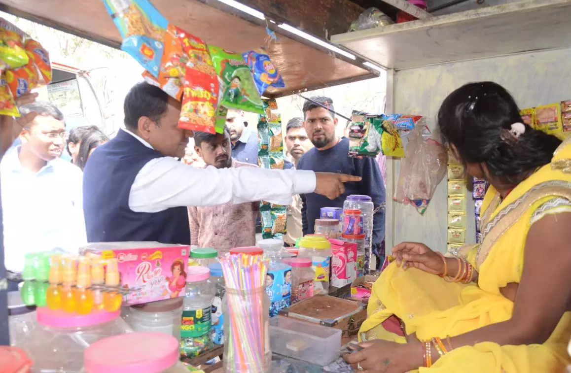 कलेक्टर ने स्कूल के पास संचालित पान ठेले को कराया सील, तंबाकू जब्त कलेक्टर ने स्कूल के पास संचालित पान ठेले को कराया सील, तंबाकू जब्त