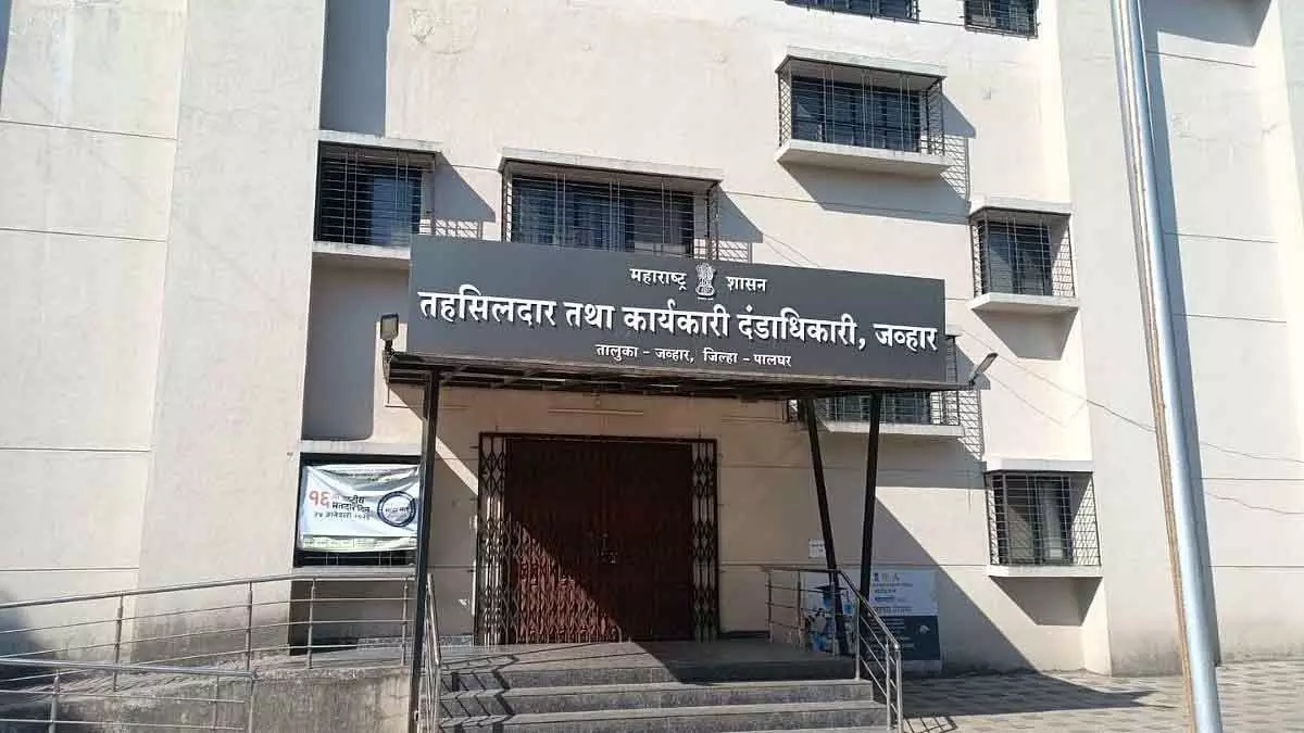 Palghar : एंटी-करप्शन ब्यूरो ने जव्हार तालुका में 2 ग्राम रेवेन्यू अधिकारियों को ₹20,000 की रिश्वत लेते रंगे हाथों पकड़ा Palghar : एंटी-करप्शन ब्यूरो ने जव्हार तालुका में 2 ग्राम रेवेन्यू अधिकारियों को ₹20,000 की रिश्वत लेते रंगे हाथों पकड़ा