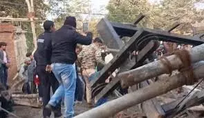 Mp News : निर्माणाधीन तोरण द्वार का छज्जा गिरा, तीन मजदूर घायल Mp News : निर्माणाधीन तोरण द्वार का छज्जा गिरा, तीन मजदूर घायल