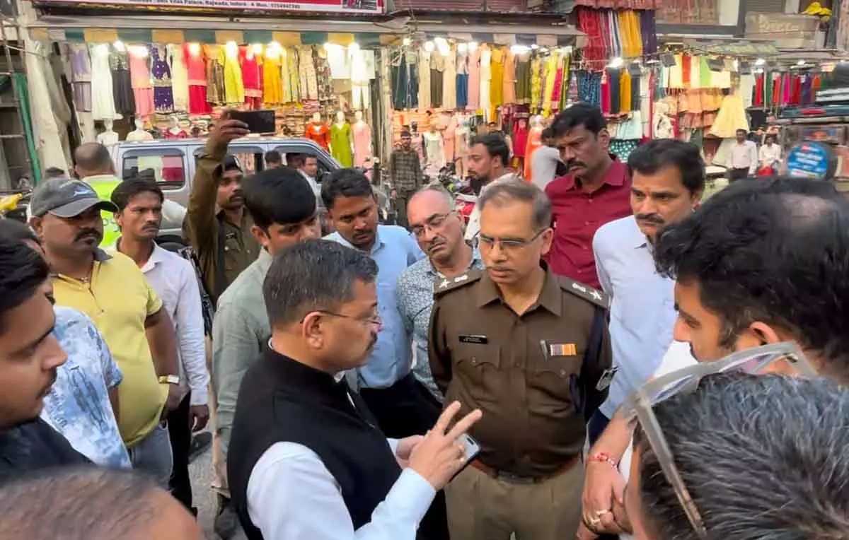 DCP राजेश कुमार त्रिपाठी ने ट्रैफिक और पार्किंग को बेहतर बनाने के लिए राजवाड़ा का निरीक्षण किया DCP राजेश कुमार त्रिपाठी ने ट्रैफिक और पार्किंग को बेहतर बनाने के लिए राजवाड़ा का निरीक्षण किया