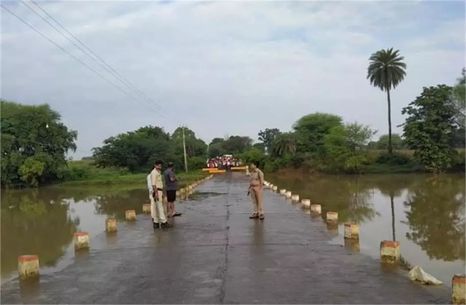 Odisha: नदी में गिरा अनियंत्रित ट्रैक्टर, 3 लोगों की मौत, 5 घायल Odisha: नदी में गिरा अनियंत्रित ट्रैक्टर, 3 लोगों की मौत, 5 घायल