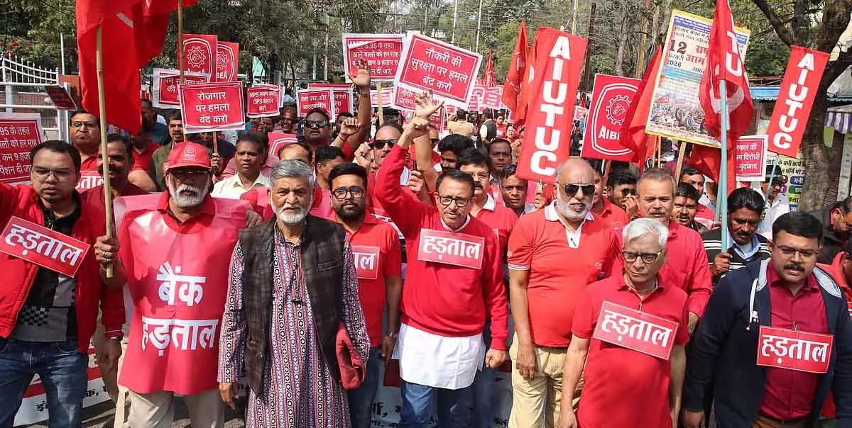 MP ट्रेड यूनियन हड़ताल: ₹10 लाख करोड़ का कारोबार प्रभावित MP ट्रेड यूनियन हड़ताल: ₹10 लाख करोड़ का कारोबार प्रभावित
