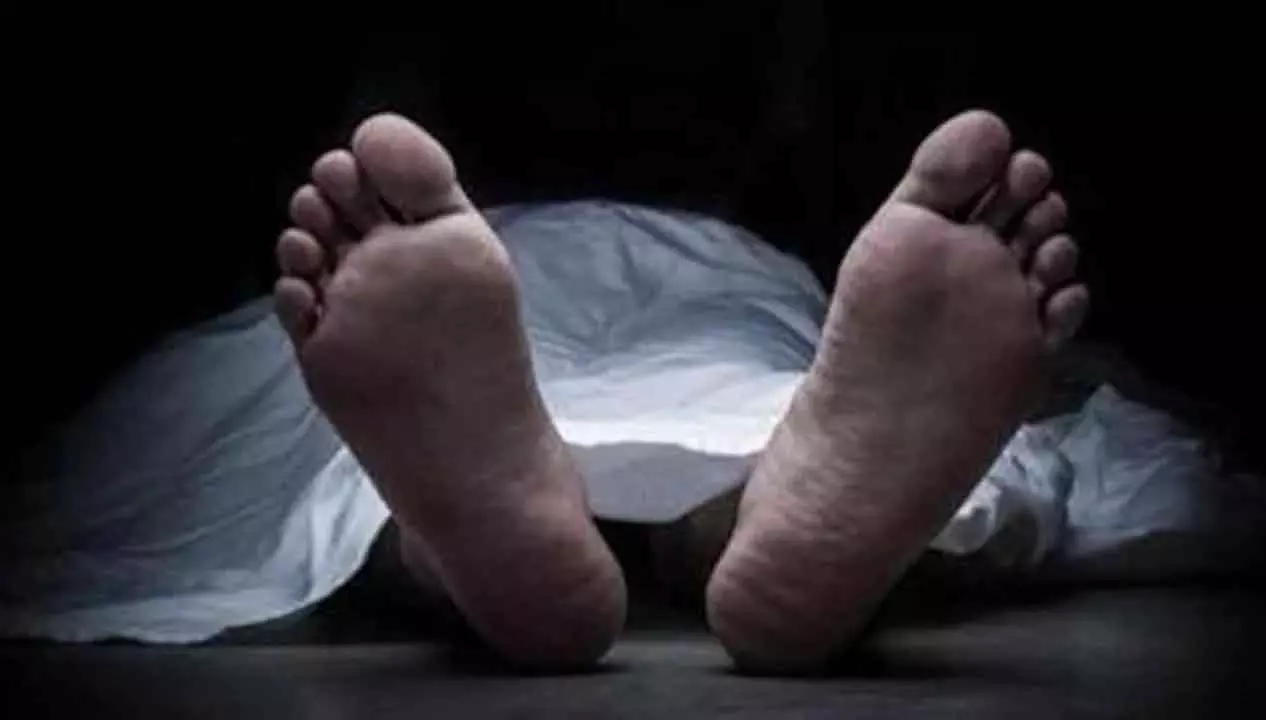 पुलिस ASI की मौत के बाद विवाद, पत्नी के अस्पताल पहुंचने से पहले दूसरी पत्नी ने शव का अंतिम संस्कार कर दिया पुलिस ASI की मौत के बाद विवाद, पत्नी के अस्पताल पहुंचने से पहले दूसरी पत्नी ने शव का अंतिम संस्कार कर दिया