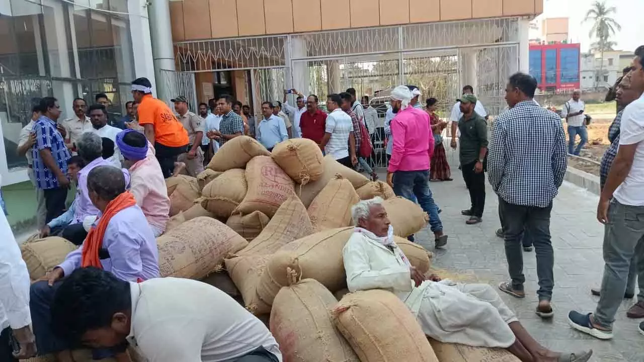 Odisha : धान खरीद में देरी को लेकर किसानों ने भद्रक कलेक्ट्रेट परिसर में विरोध प्रदर्शन किया Odisha : धान खरीद में देरी को लेकर किसानों ने भद्रक कलेक्ट्रेट परिसर में विरोध प्रदर्शन किया