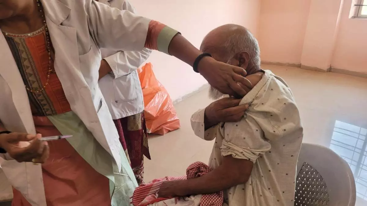 Bhopal:आज से शुरू हुआ हज यात्रियों का टीकाकरण Bhopal:आज से शुरू हुआ हज यात्रियों का टीकाकरण