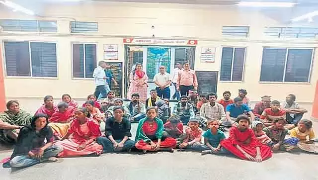 Bagalkot : इलाकल के पास ईंट भट्टे से 34 गुलामों को बचाया गया Bagalkot : इलाकल के पास ईंट भट्टे से 34 गुलामों को बचाया गया