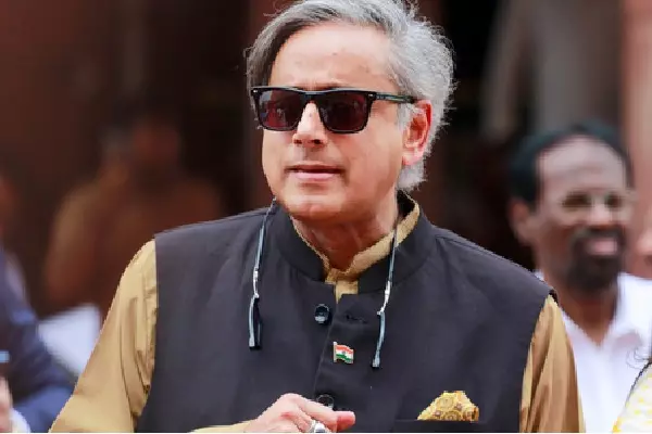 Shashi Tharoor: यात्रियों को सिर्फ़ दावों के नहीं, बल्कि असली जवाब मिलने चाहिए Shashi Tharoor: यात्रियों को सिर्फ़ दावों के नहीं, बल्कि असली जवाब मिलने चाहिए
