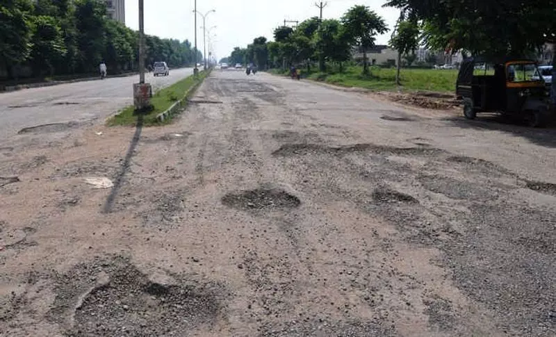 हरियाणा के CM नायब सैनी की फटकार के बाद, GMDA ने गुरुग्राम की सड़कों की मरम्मत के लिए हरियाणा के CM नायब सैनी की फटकार के बाद, GMDA ने गुरुग्राम की सड़कों की मरम्मत के लिए