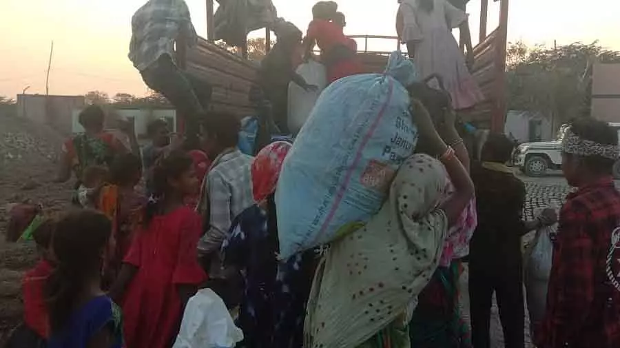 Karnataka के बागलकोट ईंट भट्टे से 34 बंधुआ मजदूरों को बचाया गया Karnataka के बागलकोट ईंट भट्टे से 34 बंधुआ मजदूरों को बचाया गया