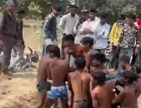 एक्सीडेंट होने पर पुल से गिरा बाइक सवार, मौत एक्सीडेंट होने पर पुल से गिरा बाइक सवार, मौत