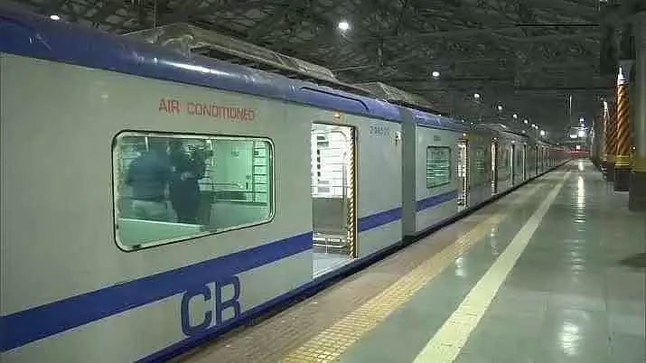 मुंबई AC लोकल को हार्बर लाइन पर ज़बरदस्त रिस्पॉन्स मिला; 16 दिनों में 6.4 लाख यात्रियों ने सफ़र किया मुंबई AC लोकल को हार्बर लाइन पर ज़बरदस्त रिस्पॉन्स मिला; 16 दिनों में 6.4 लाख यात्रियों ने सफ़र किया