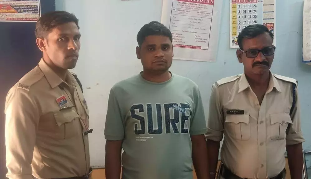 ओवरब्रिज के नीचे सट्टा खिलाते सटोरिया रंगे हाथ गिरफ्तार ओवरब्रिज के नीचे सट्टा खिलाते सटोरिया रंगे हाथ गिरफ्तार