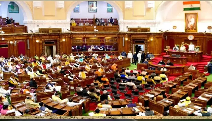 Lucknow: विधानसभा में बवाल, बहस के बीच अध्यक्ष ने छोड़ी कुर्सी Lucknow: विधानसभा में बवाल, बहस के बीच अध्यक्ष ने छोड़ी कुर्सी