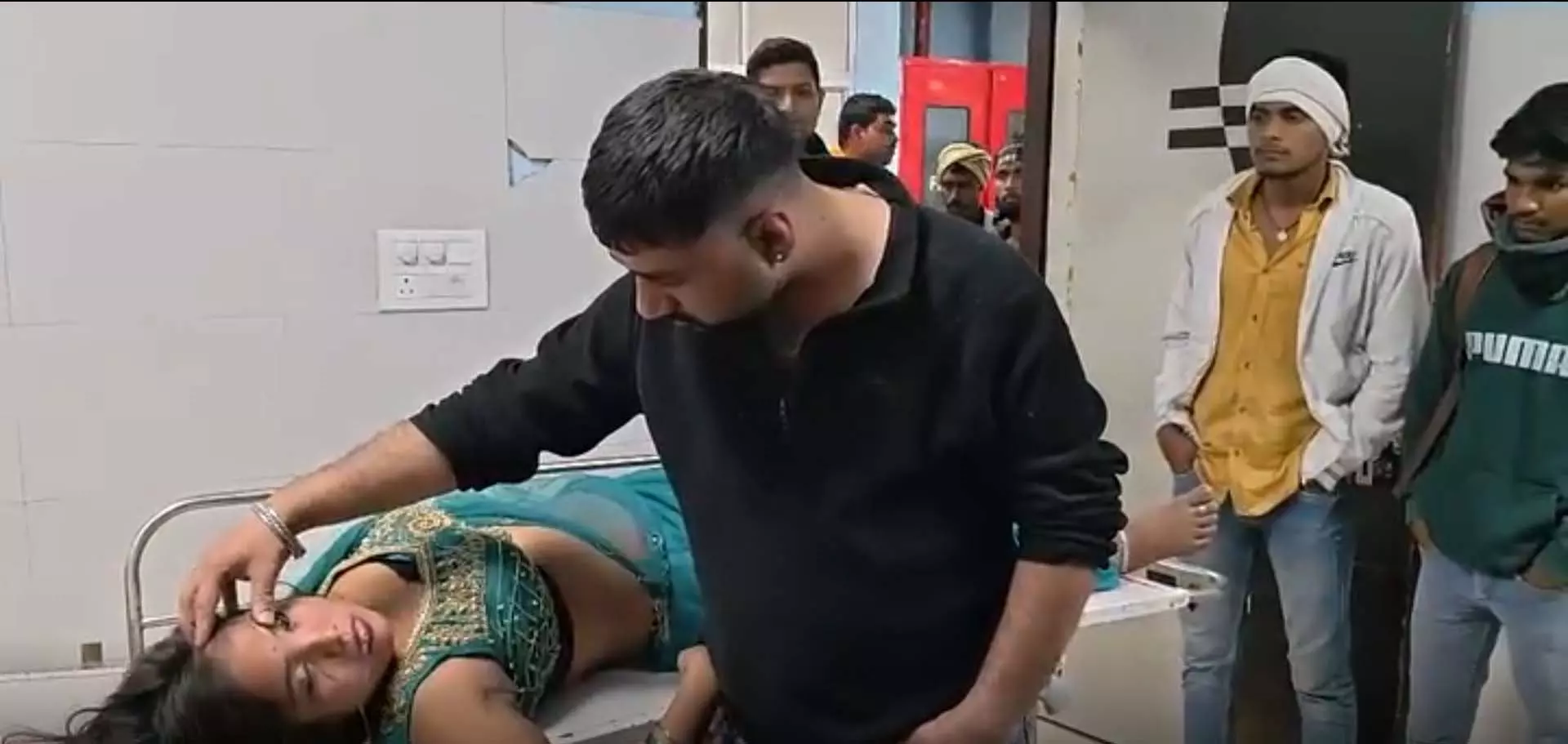 डांस स्टेज पर खौफनाक मंजर...मची अफरातफरी डांस स्टेज पर खौफनाक मंजर...मची अफरातफरी