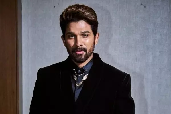 Allu Sirish की रस्म में न पहुंच सके अल्लू अर्जुन, जताई कमी Allu Sirish की रस्म में न पहुंच सके अल्लू अर्जुन, जताई कमी