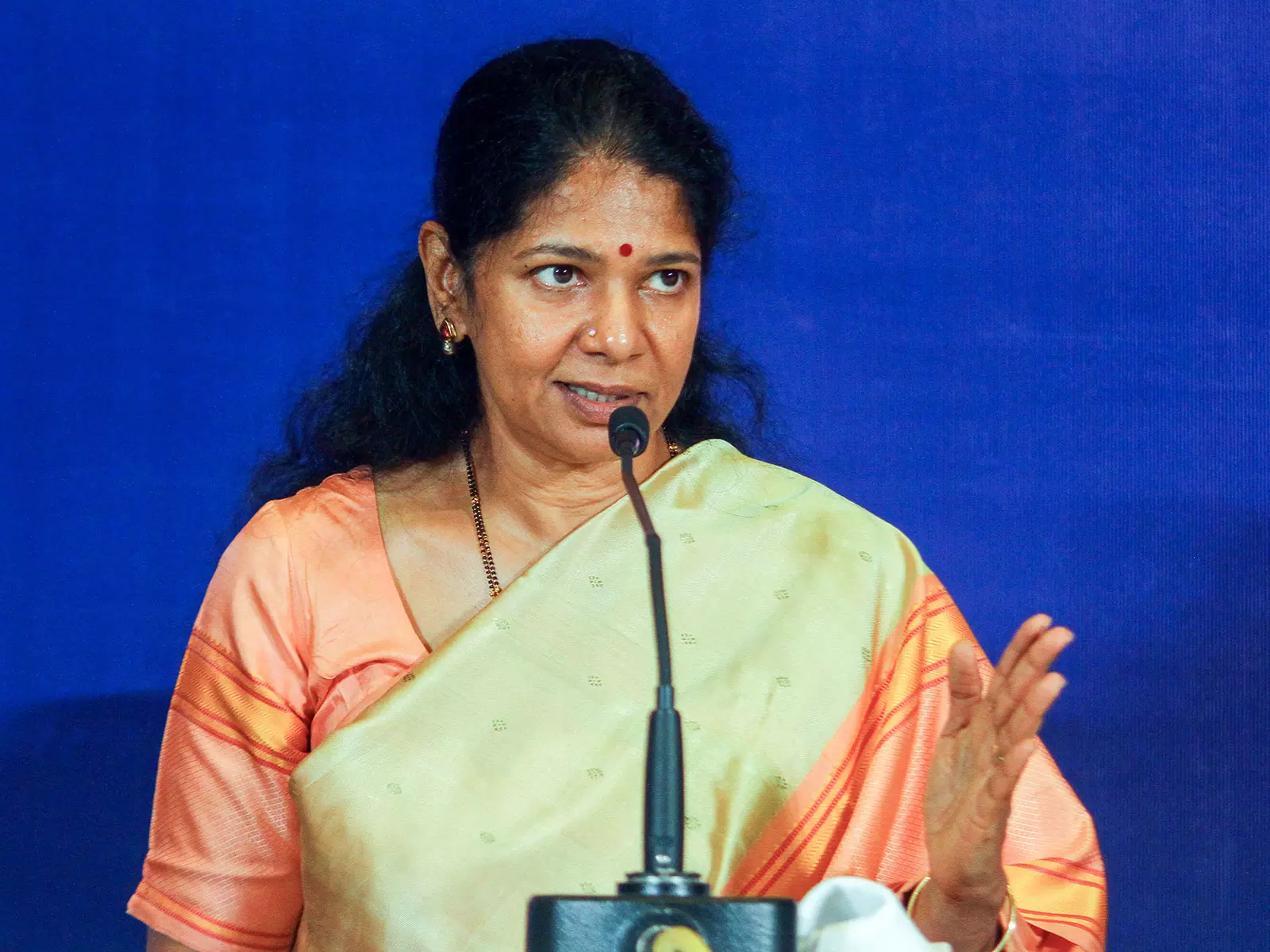 कनिमोझी ने स्वागत किया: कलाइग्नार योजना के तहत TN महिलाओं को 5,000 रुपये की सहायता कनिमोझी ने स्वागत किया: कलाइग्नार योजना के तहत TN महिलाओं को 5,000 रुपये की सहायता