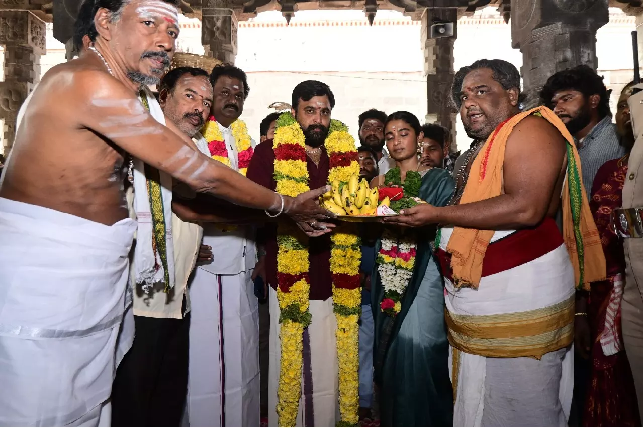 Sasikumar, चैत्र जे अचार ने माई लॉर्ड टीम के साथ तिरुवन्नामलाई मंदिर में पूजा की Sasikumar, चैत्र जे अचार ने माई लॉर्ड टीम के साथ तिरुवन्नामलाई मंदिर में पूजा की