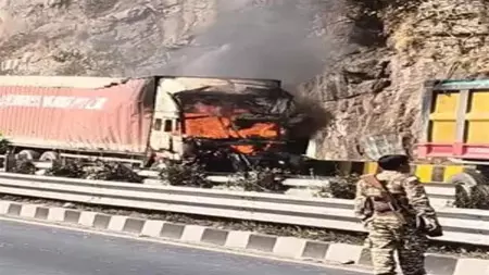 ब्रेक फेल...घाटी में कंटेनर में लगी आग, चालक की जिंदा जलकर मौत ब्रेक फेल...घाटी में कंटेनर में लगी आग, चालक की जिंदा जलकर मौत