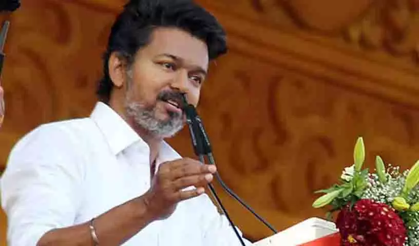 DMK नेता TVK विजय ने टीवी शो में महिलाओं को 2000 रुपये देकर सम्मानित किया DMK नेता TVK विजय ने टीवी शो में महिलाओं को 2000 रुपये देकर सम्मानित किया