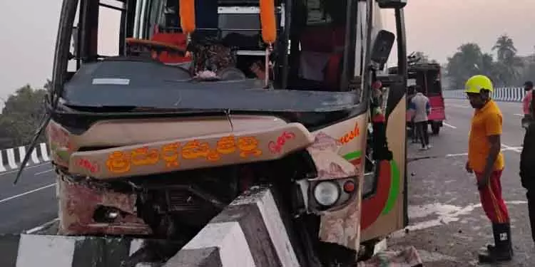 Balasore में तीर्थयात्रियों से भरी बस ओवरब्रिज से टकराई, ड्राइवर की मौत, 10 घायल Balasore में तीर्थयात्रियों से भरी बस ओवरब्रिज से टकराई, ड्राइवर की मौत, 10 घायल