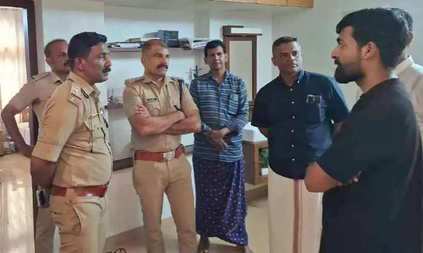Chekkottai बाज़ार में एक बंद घर में चोरी; सोने के सात टुकड़े और सात हज़ार चोरी Chekkottai बाज़ार में एक बंद घर में चोरी; सोने के सात टुकड़े और सात हज़ार चोरी