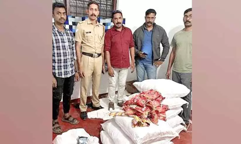 Kerala : किराए के मकान से हंस के 6390 पैकेट जब्त Kerala : किराए के मकान से हंस के 6390 पैकेट जब्त