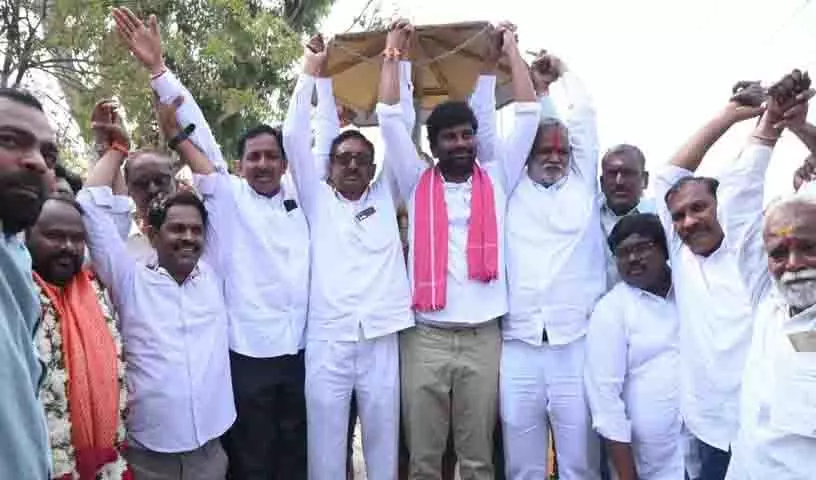 कायतनपल्ली नगर पालिका में BRS और CPI नेताओं का जश्न कायतनपल्ली नगर पालिका में BRS और CPI नेताओं का जश्न