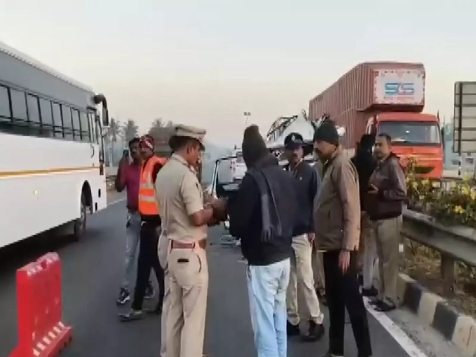 Hoskote-डाबास्पेट राजमार्ग पर सिलसिलेवार दुर्घटना में 7 लोगों की मौत Hoskote-डाबास्पेट राजमार्ग पर सिलसिलेवार दुर्घटना में 7 लोगों की मौत