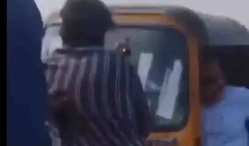 कांग्रेस नेताओं ने आसिफाबाद में BRS के बागी उम्मीदवार को किडनैप कर लिया कांग्रेस नेताओं ने आसिफाबाद में BRS के बागी उम्मीदवार को किडनैप कर लिया