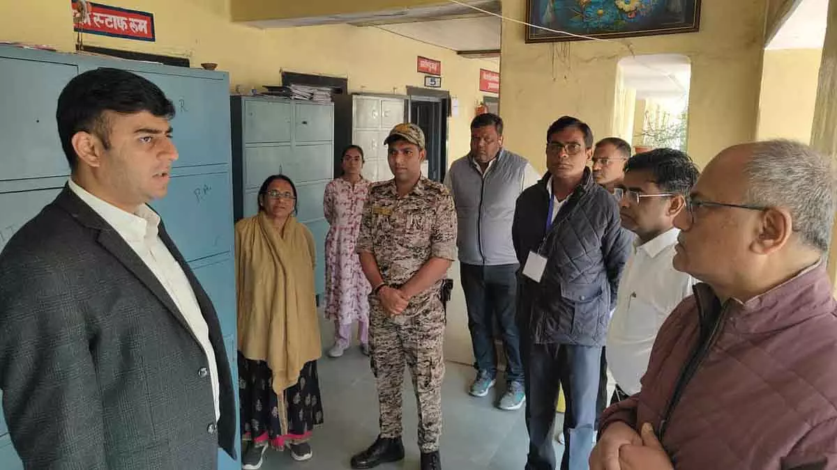 MP : छतरपुर कलेक्टर ने 12वीं बोर्ड परीक्षा केंद्र का औचक निरीक्षण किया MP : छतरपुर कलेक्टर ने 12वीं बोर्ड परीक्षा केंद्र का औचक निरीक्षण किया