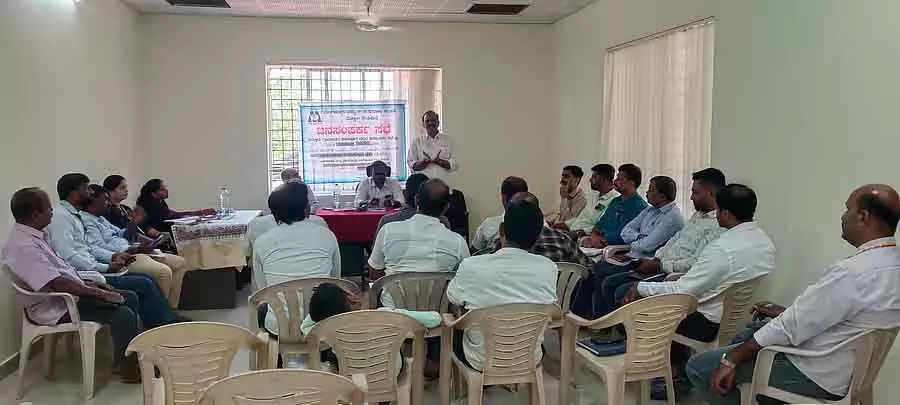 MESCOM की जनसंपर्क बैठक: पुराने तारों को बदलने, अतिरिक्त टीसी की मांग MESCOM की जनसंपर्क बैठक: पुराने तारों को बदलने, अतिरिक्त टीसी की मांग
