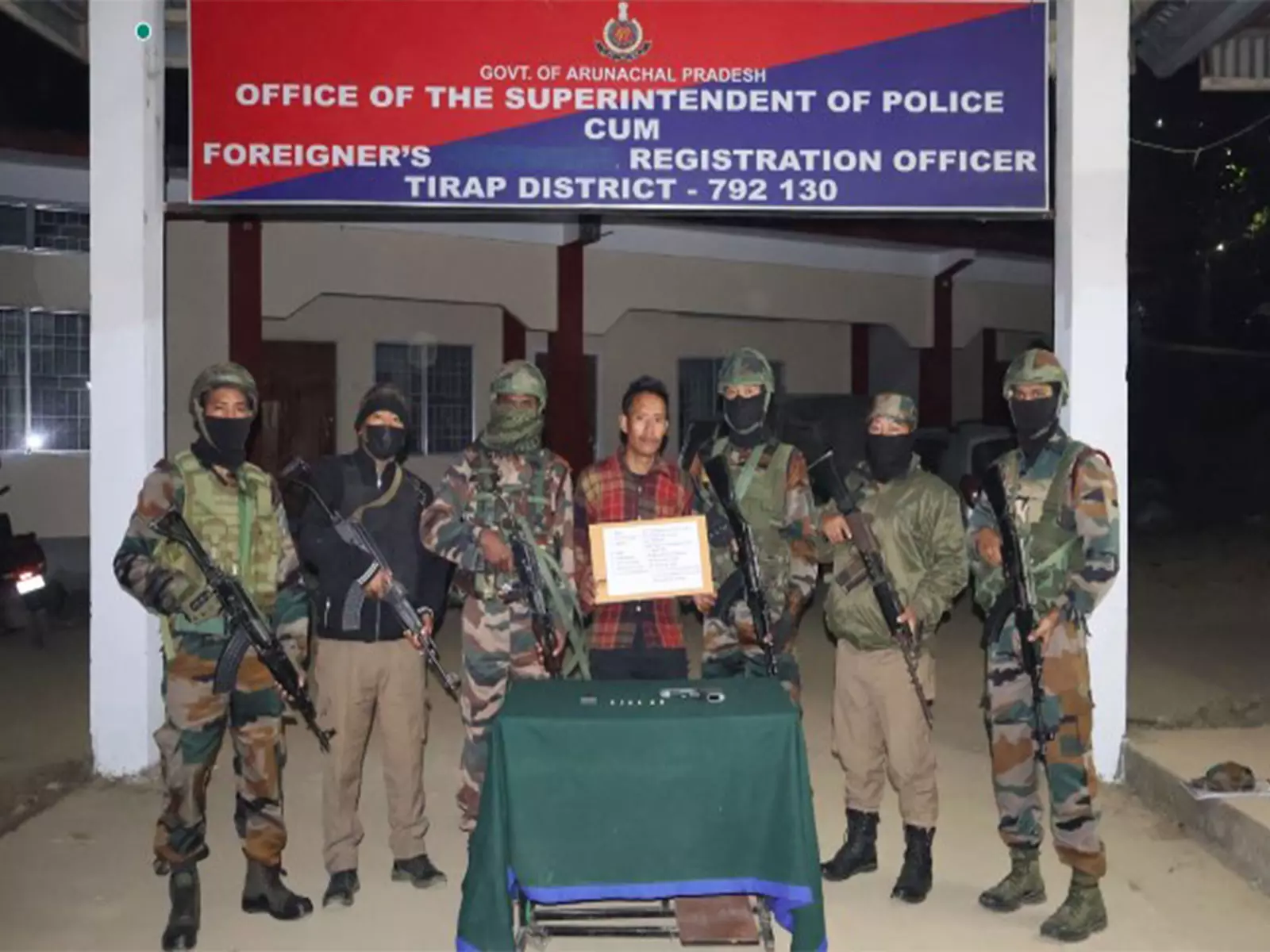 तिरप में सुरक्षा बलों के सामने NSCN-के कार्यकर्ताओं ने किया आत्मसमर्पण तिरप में सुरक्षा बलों के सामने NSCN-के कार्यकर्ताओं ने किया आत्मसमर्पण