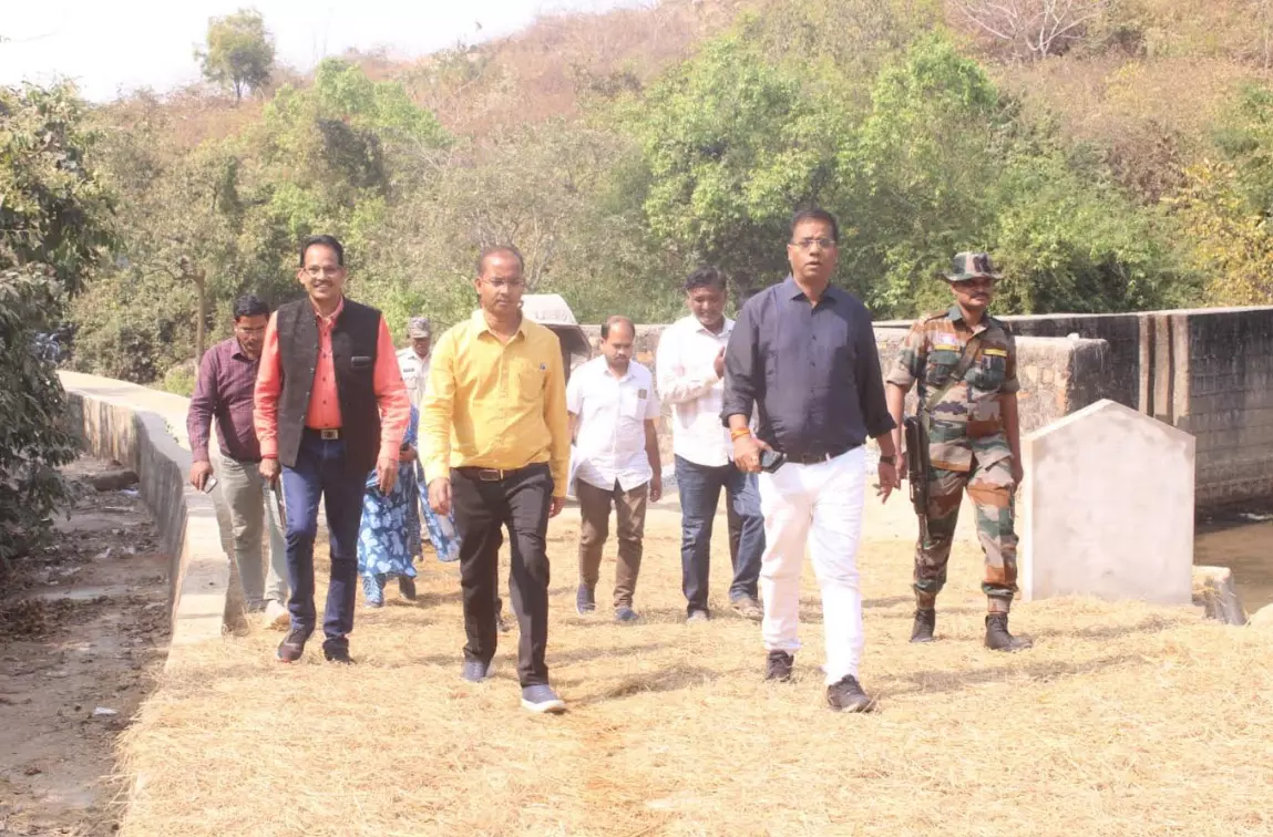 DMF से सीसी रोड का निर्माण, मकरी जलप्रपात का हो रहा कायाकल्प DMF से सीसी रोड का निर्माण, मकरी जलप्रपात का हो रहा कायाकल्प