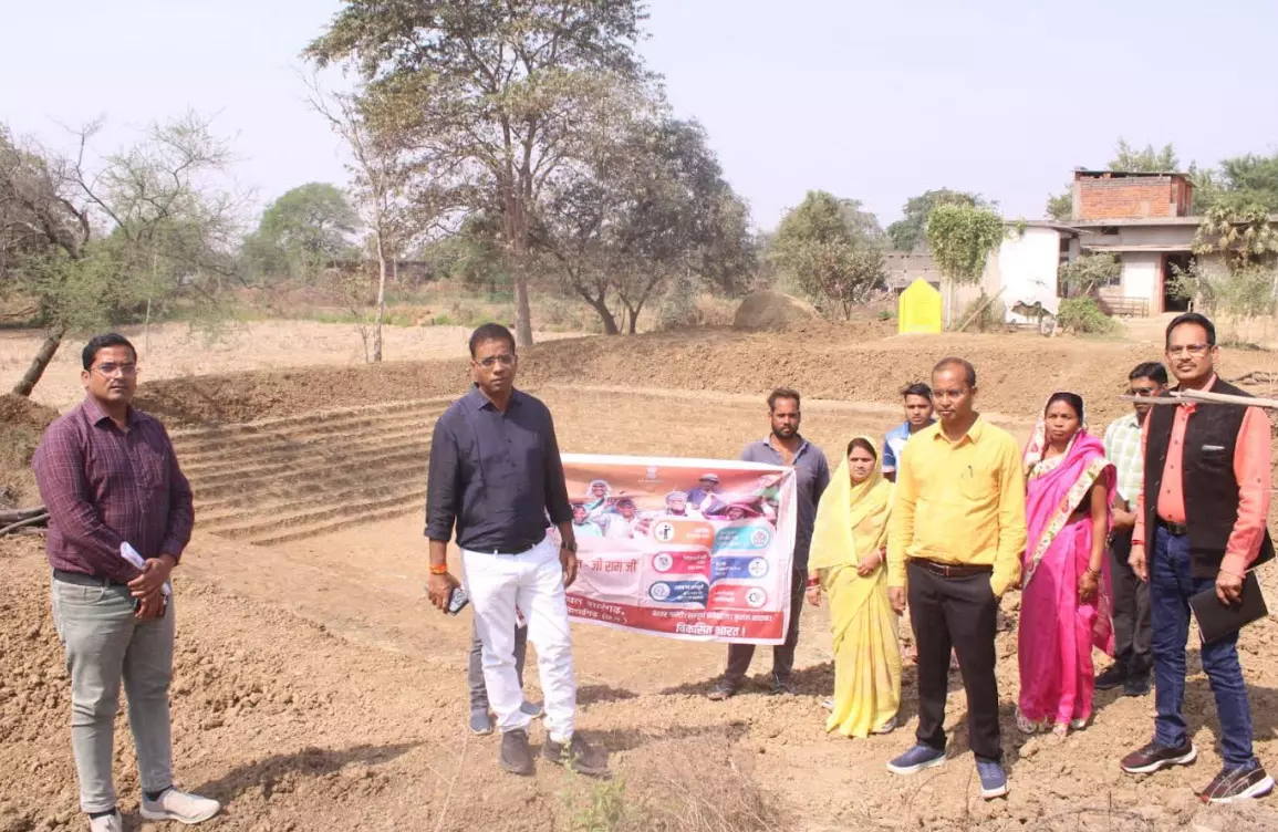 कलेक्टर ने मनरेगा के निर्माण कार्यों का किया अवलोकन कलेक्टर ने मनरेगा के निर्माण कार्यों का किया अवलोकन