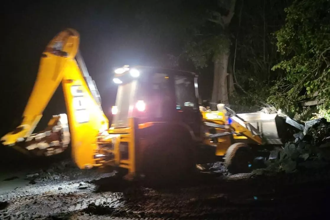 अवैध कोयला उत्खनन पर बड़ी कार्रवाई, 60 टन कोयला व मशीन जब्त अवैध कोयला उत्खनन पर बड़ी कार्रवाई, 60 टन कोयला व मशीन जब्त