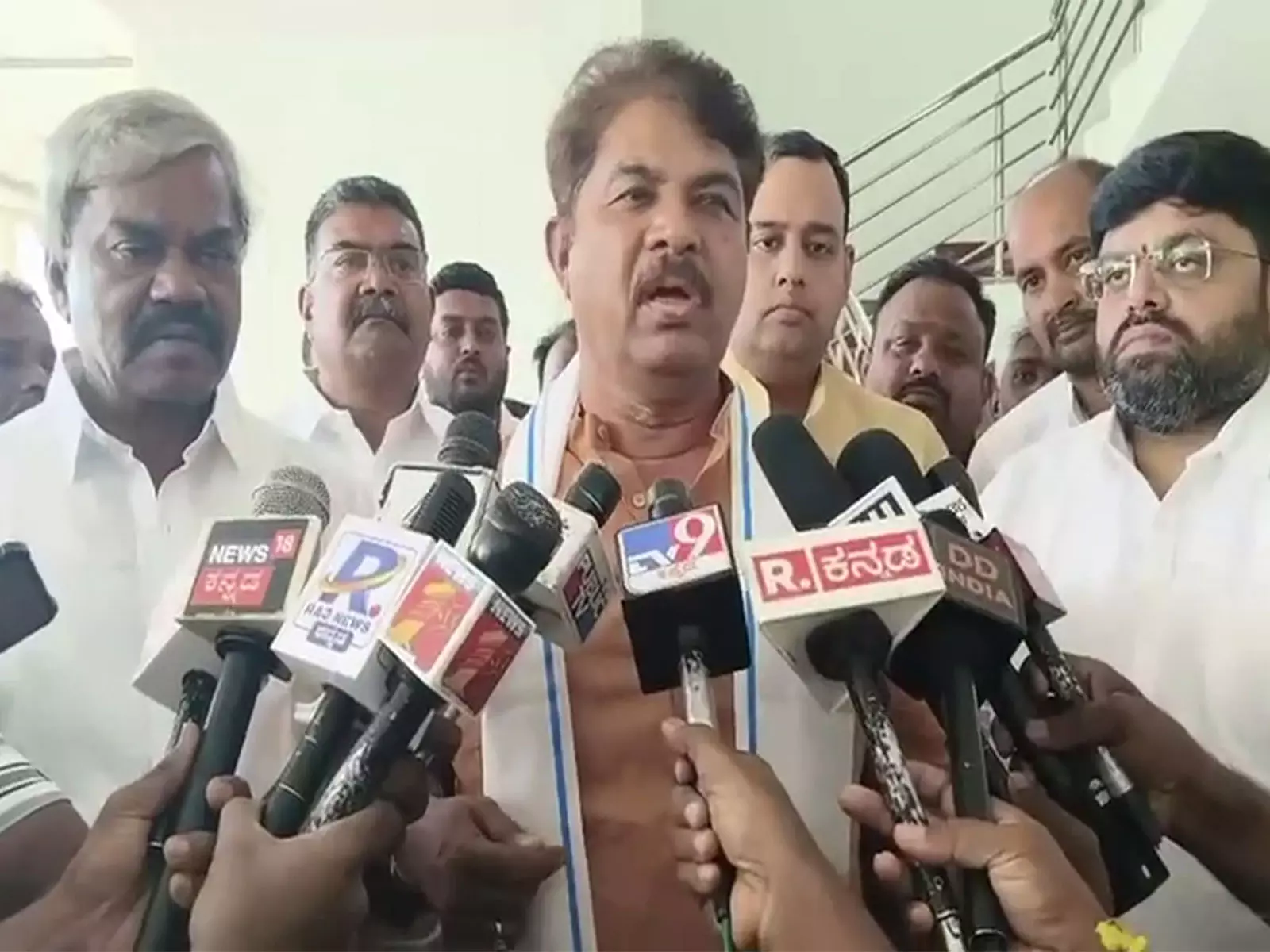 BJP के आर अशोक ने कर्नाटक कांग्रेस नेतृत्व की खींचतान पर तीखी टिप्पणी की BJP के आर अशोक ने कर्नाटक कांग्रेस नेतृत्व की खींचतान पर तीखी टिप्पणी की