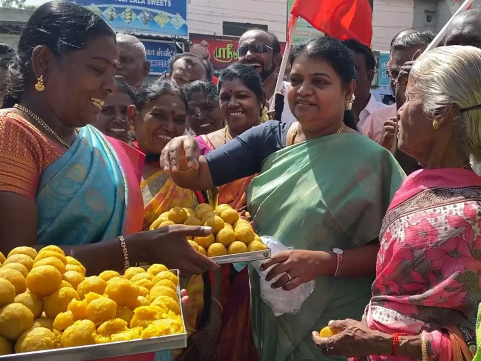 स्टालिन के ₹5,000 और मासिक ₹2,000 सहायता वादे पर DMK ने जश्न मनाया स्टालिन के ₹5,000 और मासिक ₹2,000 सहायता वादे पर DMK ने जश्न मनाया