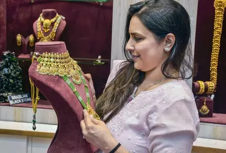 सोना खरीदारों के लिए राहत, चांदी की कीमत भी 16,000 रुपए से अधिक घटी सोना खरीदारों के लिए राहत, चांदी की कीमत भी 16,000 रुपए से अधिक घटी