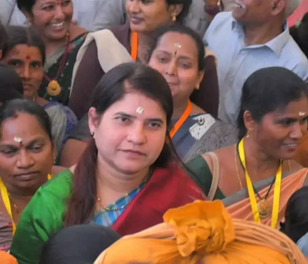 नंद्याल कलेक्टर जी. राजकुमारी ने Srisailam Temple ब्रह्मोत्सव में भक्तों के साथ की समीक्षा नंद्याल कलेक्टर जी. राजकुमारी ने Srisailam Temple ब्रह्मोत्सव में भक्तों के साथ की समीक्षा