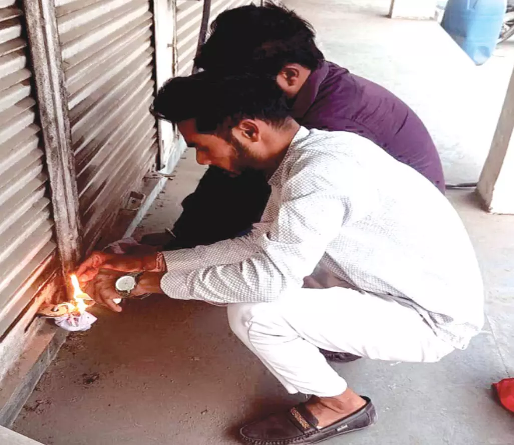 नगर निगम की सख्ती: 4 बड़े बकायेदारों के 6 व्यावसायिक परिसरों पर ताला, सीलबंदी कार्रवाई नगर निगम की सख्ती: 4 बड़े बकायेदारों के 6 व्यावसायिक परिसरों पर ताला, सीलबंदी कार्रवाई