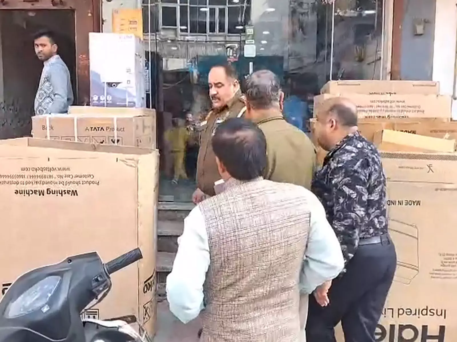 Delhi में महिला को गिरने से बचाया, दुकान कर्मचारी बना हीरो Delhi में महिला को गिरने से बचाया, दुकान कर्मचारी बना हीरो