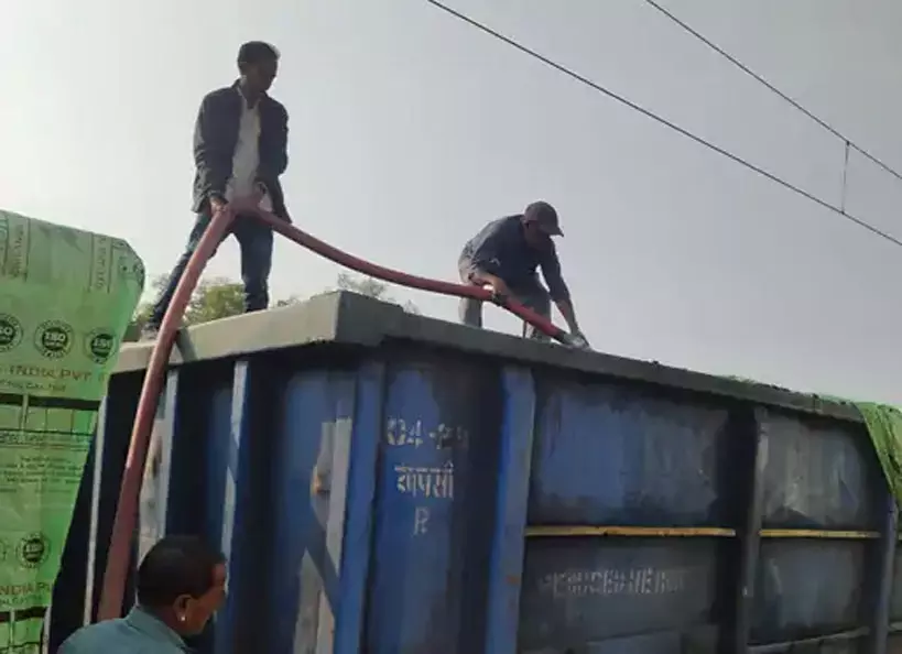 बिलासपुर-कटनी रूट पर हर्री स्टेशन पर कोयले से भरे वैगन में आग बिलासपुर-कटनी रूट पर हर्री स्टेशन पर कोयले से भरे वैगन में आग