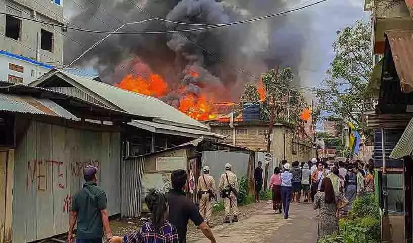 Manipur Ukhrul: ताज़ा हिंसा, दो और घरों में आग लगाई गई Manipur Ukhrul: ताज़ा हिंसा, दो और घरों में आग लगाई गई