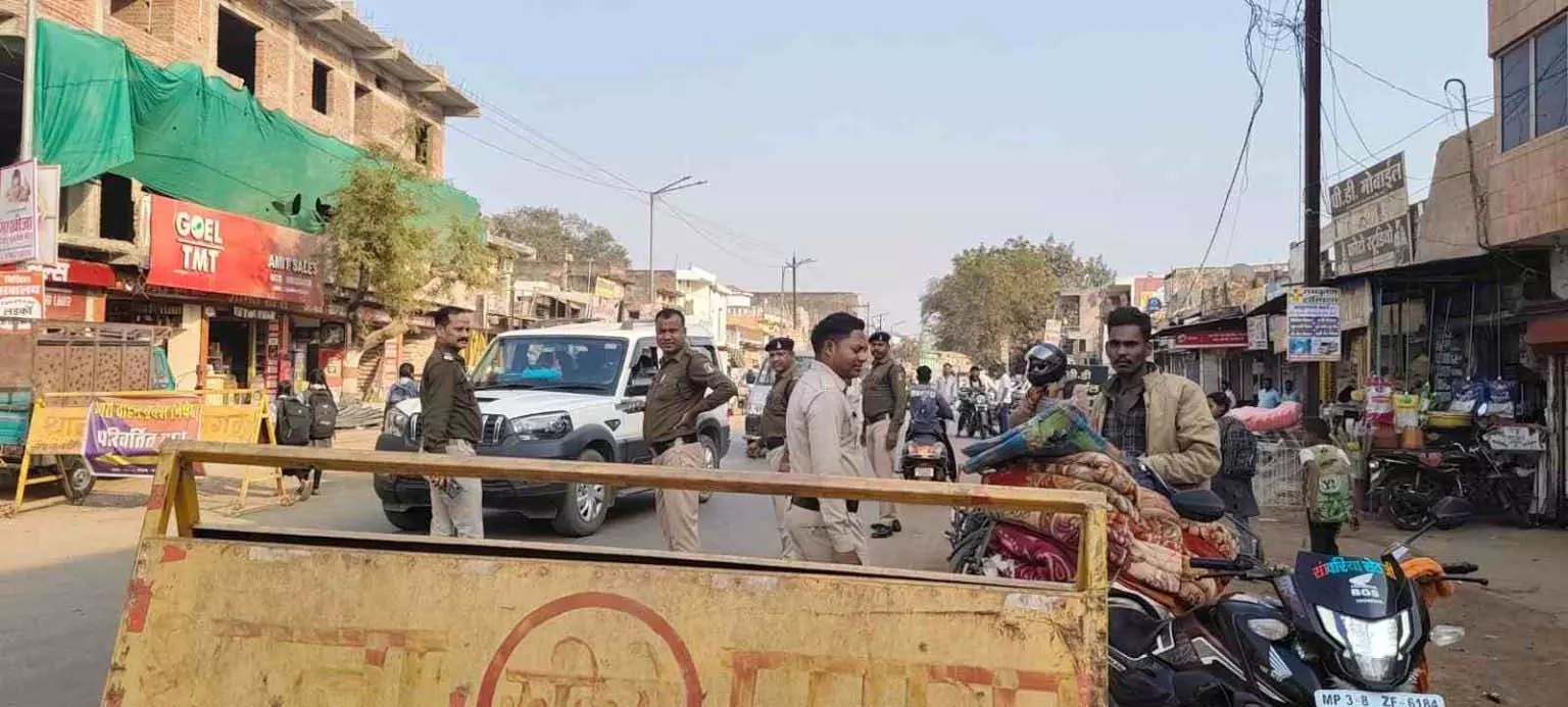 किसान से दिनदहाड़े 2.5 लाख की लूट, बाइक सवार दो आरोपी फरार किसान से दिनदहाड़े 2.5 लाख की लूट, बाइक सवार दो आरोपी फरार