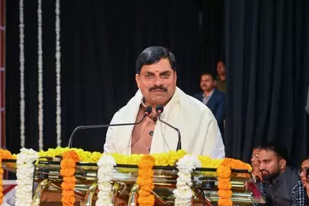मध्य प्रदेश: बागेश्वर धाम में हल्दी रस्म के साथ सामूहिक विवाह समारोह की शुरुआत मध्य प्रदेश: बागेश्वर धाम में हल्दी रस्म के साथ सामूहिक विवाह समारोह की शुरुआत