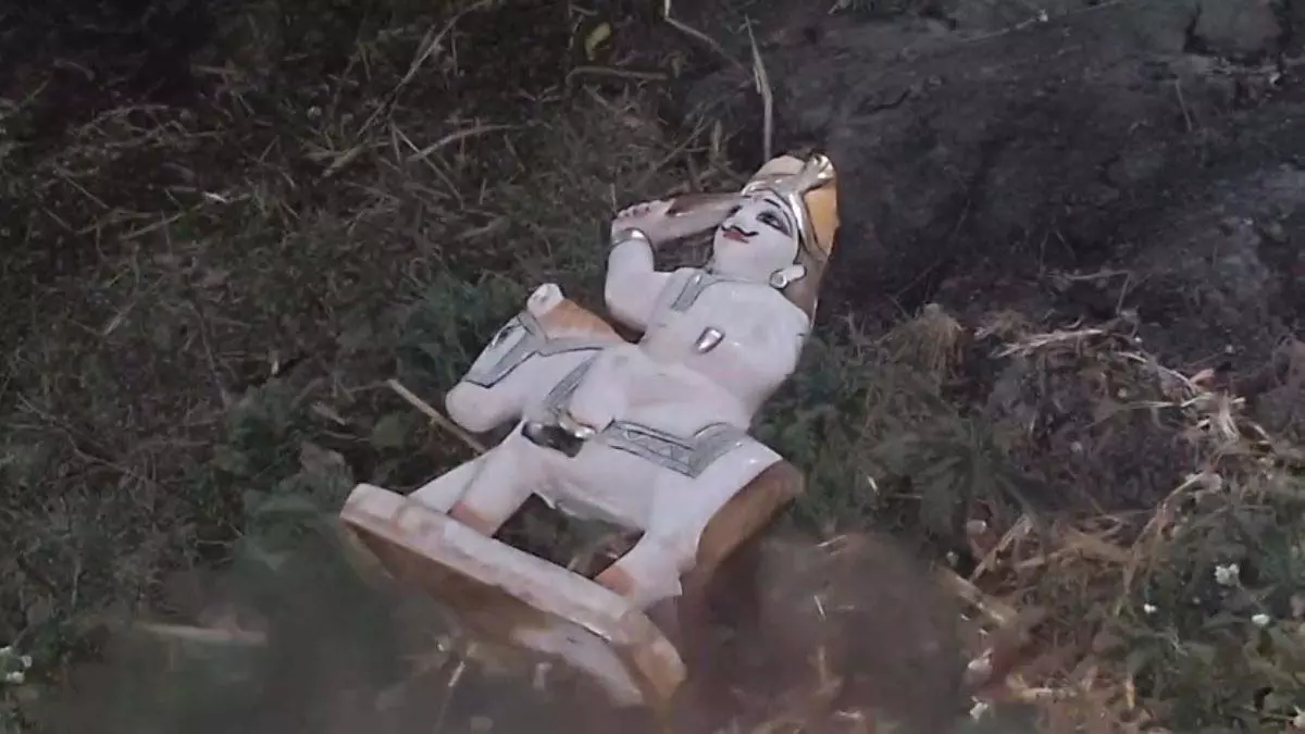 अंधियारखोर गांव में ठाकुर देव मंदिर की मूर्ति में तोड़फोड़, ग्रामीणों में आक्रोश अंधियारखोर गांव में ठाकुर देव मंदिर की मूर्ति में तोड़फोड़, ग्रामीणों में आक्रोश