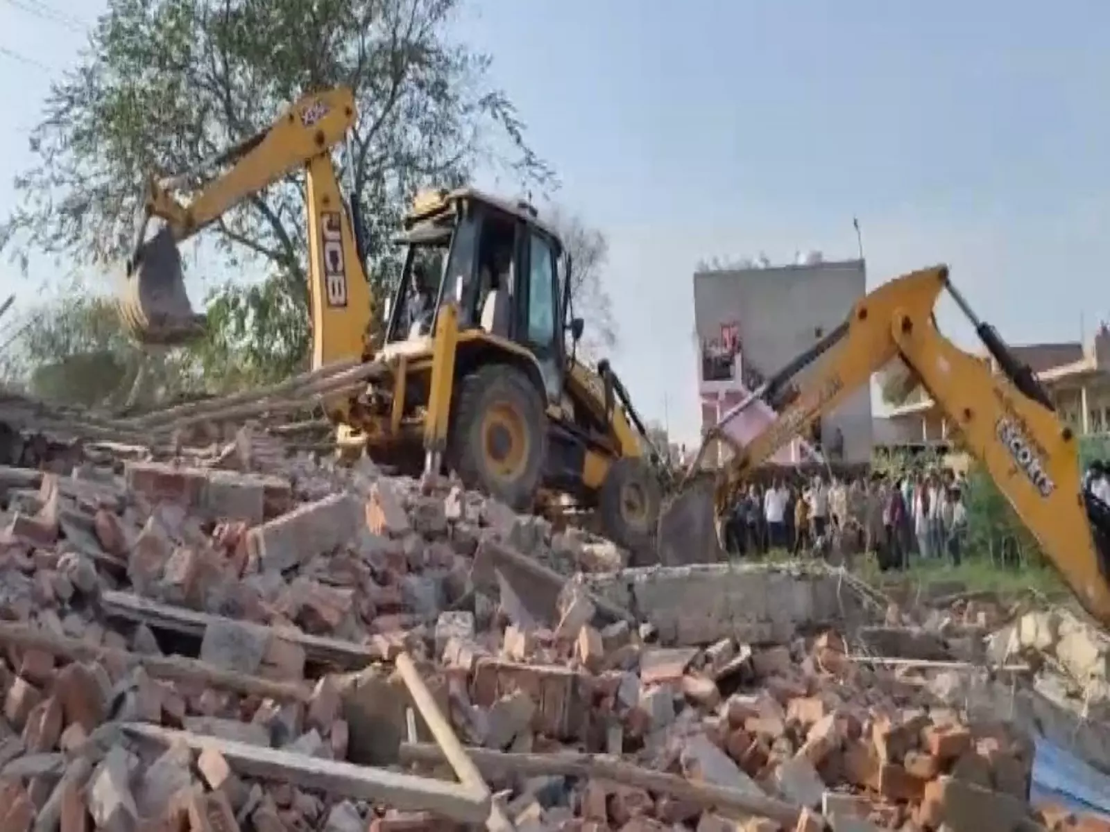 Firozabad गांव में निर्माणाधीन मकान ढह गया, मजदूरों के फंसे होने की आशंका Firozabad गांव में निर्माणाधीन मकान ढह गया, मजदूरों के फंसे होने की आशंका