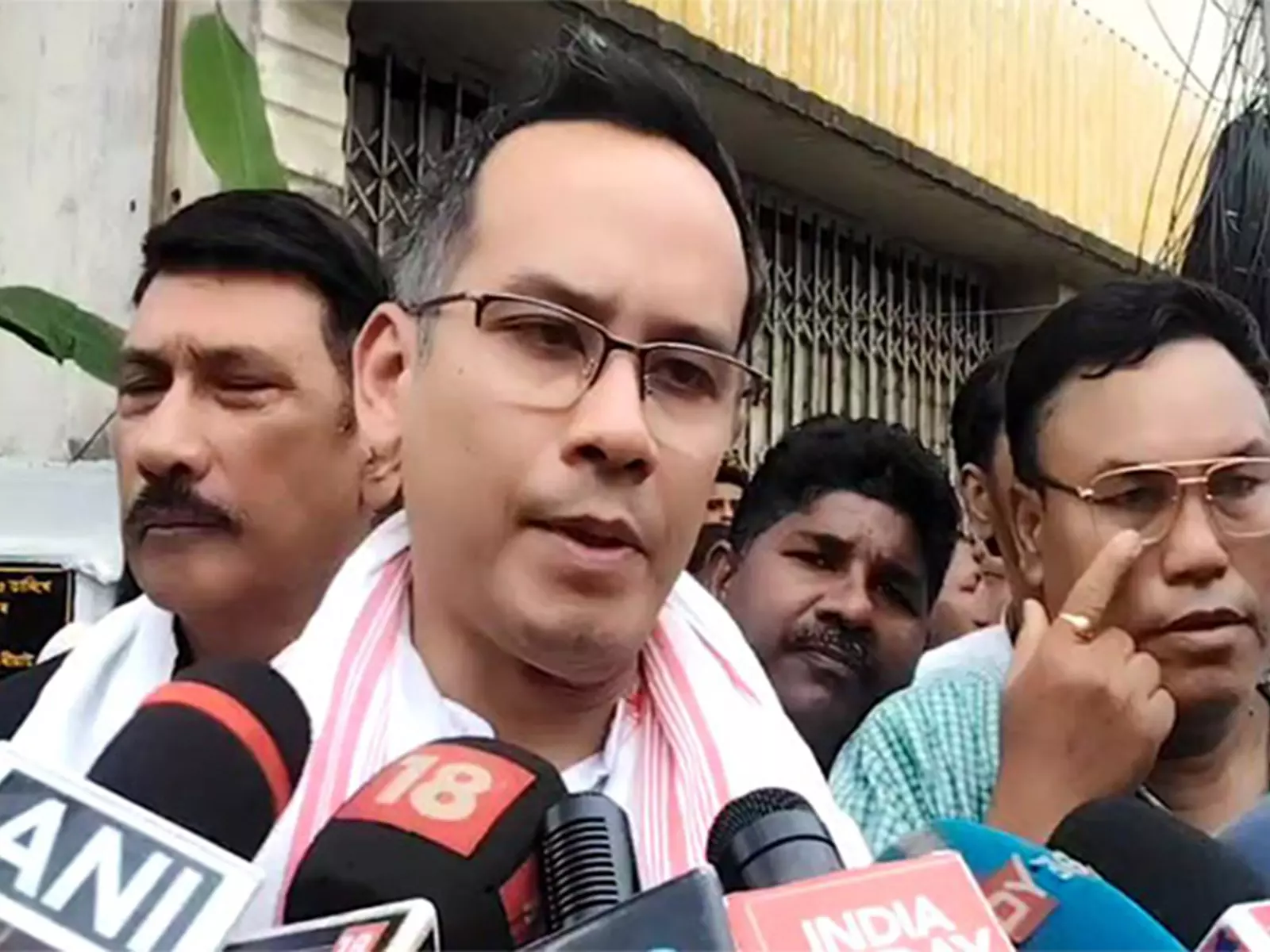 Assam: गौरव गोगोई ने माजुली का दौरा किया और राज्य की विकास योजनाओं पर चर्चा की Assam: गौरव गोगोई ने माजुली का दौरा किया और राज्य की विकास योजनाओं पर चर्चा की