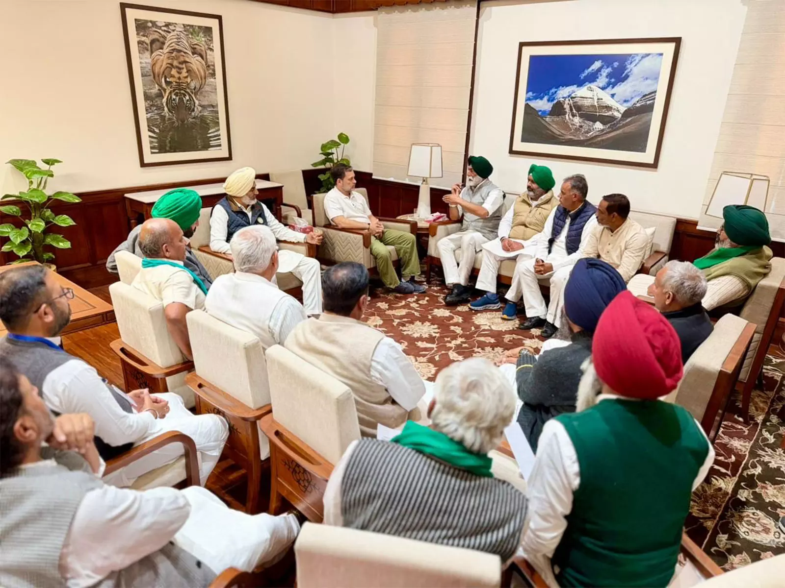 Rahul Gandhi ने किसानों से मिलकर भारत-अमेरिका अंतरिम व्यापार समझौते पर चर्चा की Rahul Gandhi ने किसानों से मिलकर भारत-अमेरिका अंतरिम व्यापार समझौते पर चर्चा की